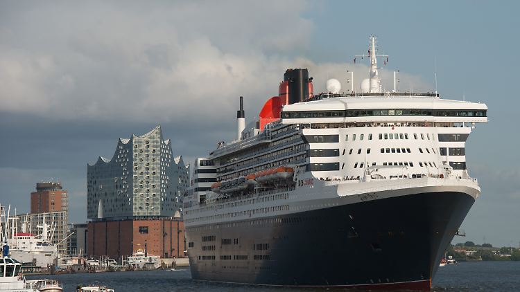 Größenabgleich: Die Queen Mary 2 vor der Elbphilharmonie in Hamburg.
