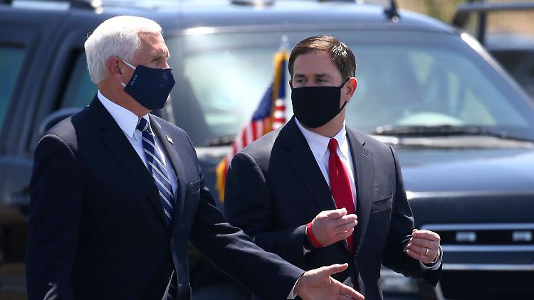 Vize Pence (l.) und der Gouverneur von Arizona, Ducey, sind inzwischen Maskenträger.