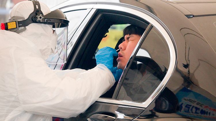 Drive-Thru für Corona-Tests - in ganz Südkorea wurden nach den ersten Covid-19-Fällen Hunderte Test-Stationen eingerichtet.