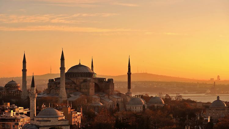 Die Hagia Sophia ist eines der prunkvollsten Wahrzeichen Istanbuls - und aktuell ein Ort aller Religionen.