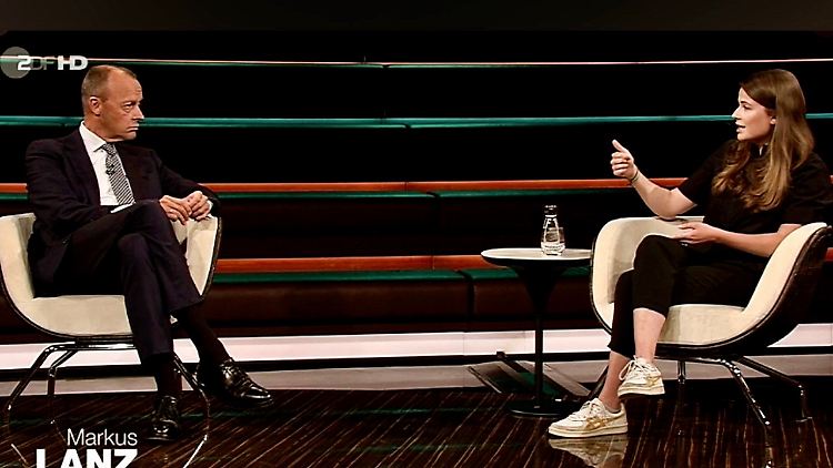 Der Politiker Friedrich Merz im Gespräch mit Klimaaktivistin Luisa Neubauer.