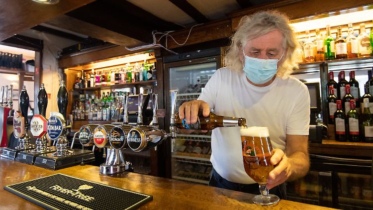 Gewöhnen müssen sich die Briten in den Pubs an neue Sicherheitsmaßnahmen.