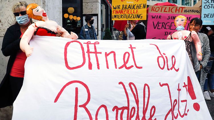 In Berlin demonstrieren Sexarbeiterinnen für die Öffnung der Bordelle.