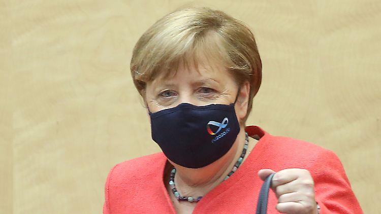 Bei ihrem Besuch im Bundesrat trug Kanzlerin Merkel eine Maske.