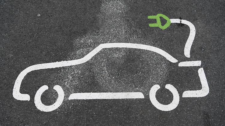 Wer sich für ein E-Auto entscheidet, der sollte sich über einige Punkte im Klaren sein. 
