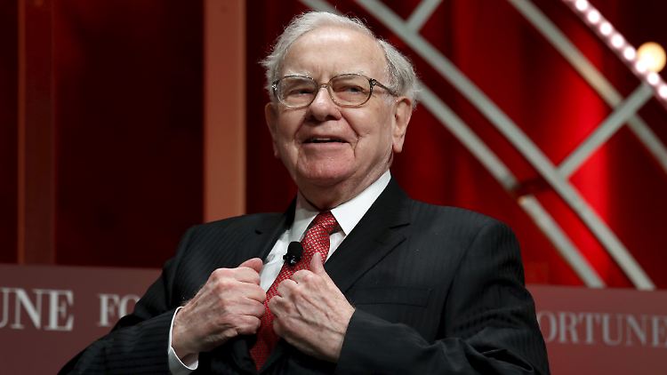 Von dem Geld könnte sich Warren Buffett ein paar feine Anzüge kaufen, er investiert aber lieber anders.