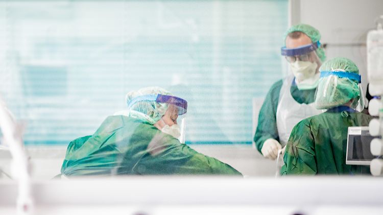 Auch wegen der Schutzkleidung ist die Betreuung von Corona-Patienten für das Klinikpersonal anstrengend.