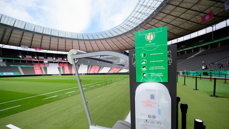 Im Stadion wird es am Samstagabend mehr Desinfektionsmittel-Spender als Fans geben.