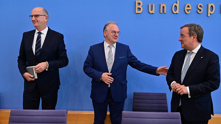 Dietmar Woidke (SPD, l-r), Ministerpräsident von Brandenburg, Reiner Haseloff (CDU), Ministerpräsident von Sachsen-Anhalt, und Armin Laschet (CDU), Ministerpräsident von Nordrhein-Westfalen nahmen an der Pressekonferenz zum Kohleausstiegsgesetz teil.