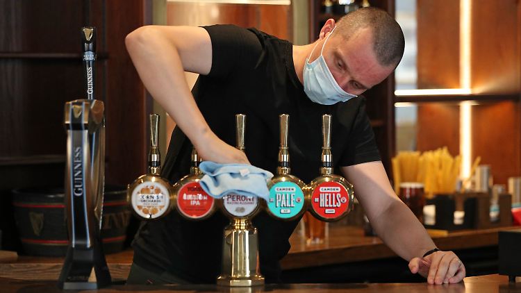 Ab heute sprudeln die Zapfhähne in den Pubs wieder. Kritiker halten die Öffnung für verfrüht.