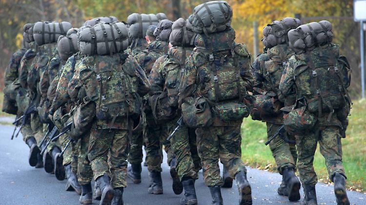 Gegen den Mann wird wegen des Verdachts des Verstoßes gegen das Waffengesetz und das Kriegswaffenkontrollgesetz ermittelt.