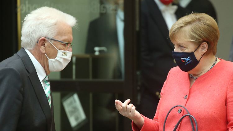 Ihre Parteien hätten derzeit gemeinsam eine Regierungsmehrheit: CDU-Bundeskanzlerin Angela Merkel und der Grüne Winfried Kretschmann, Ministerpräsident von Baden-Württemberg.