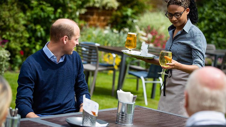 "Ich bin ein Cider-Mann", sagte Prinz William und entsprechend fiel seine Bestellung im "Rose & Crown Pub" in Snetisham in der Grafschaft Norfok, wo der Prinz einen Landsitz hat.