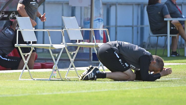 Michael Schiele durfte am Ende doch jubeln: Würzburg steigt in die 2. Fußball-Bundesliga auf.