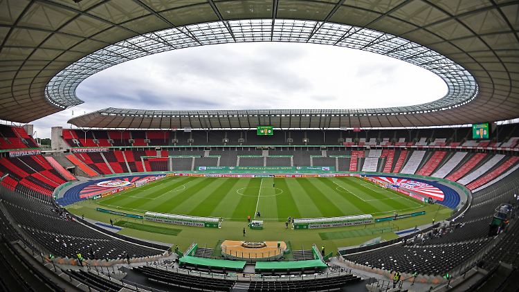 Statt Fans gab es Banner. Eine Geisteratmosphäre, noch dröhnender als in der Bundesliga.