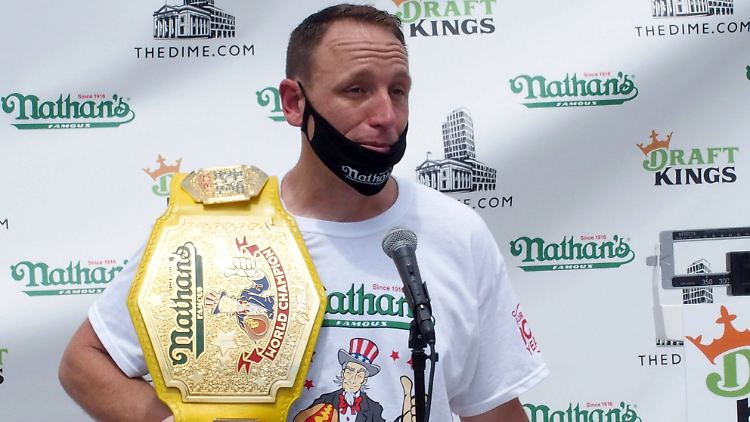 Auch der Champion muss eine Maske tragen.  Die Wettesser, diesmal nur jeweils fünf in der Frauen- und Männerriege, waren durch Plastikscheiben voneinander getrennt .
