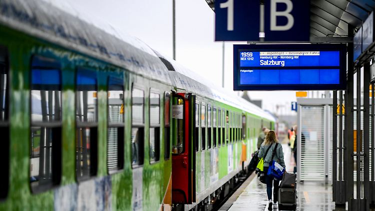 Die Buchungszahlen für den Nachtzug von Sylt nach Salzburg seien erfreulich, hieß es.