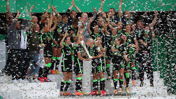 Die Frauen des VfL Wolfsburg feierten unter Ausschluss der Fernsehöffentlichkeit.
