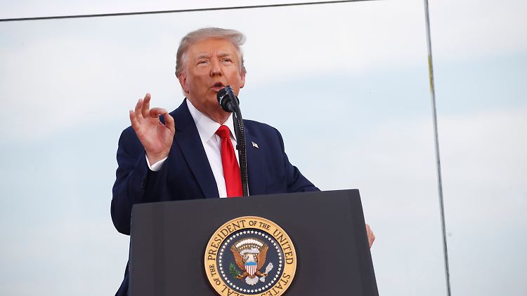 In 99 Prozent der Fälle sei der Erreger ohnehin harmlos, sagt Trump. 