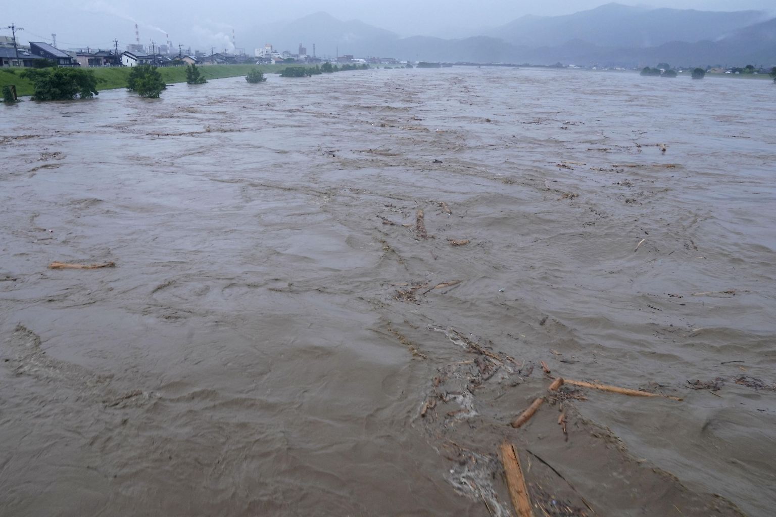 Durch die extremen Regenfälle in Japan werden aus Flüssen reißende Ströme und ...