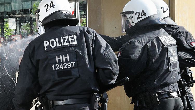 Die SPD will genauer untersuchen lassen, wie weit Rassismus in der Polizei verbreitet ist.