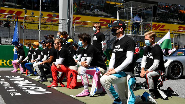 Gemeinsam mit Lewis Hamilton gingen viele F1-Fahrer gegen Rassismus aufs Knie.