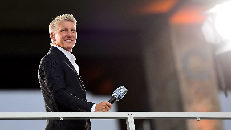 Schweinsteiger machte bei seiner Premiere einen entspannten und ausgeruhten Eindruck - und bekam Lob für seinen Auftritt als TV-Kommentator.