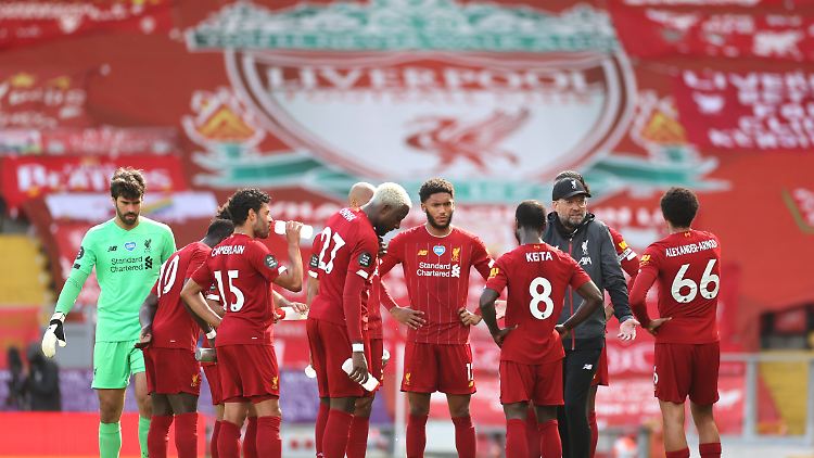 Gegen Aston Villa gab es für Jürgen Klopp und sein team Redebedarf - und doch noch einen Sieg.