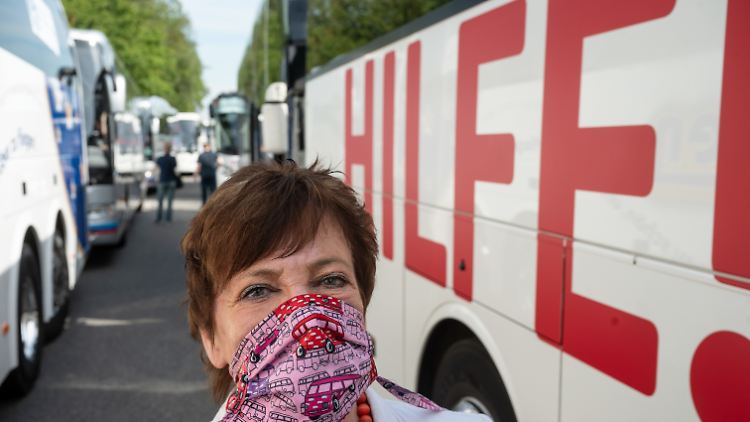  Busunternehmerin Elisabeth Witis bei einer Protestkundgebung für den Erhalt der Reisebranche.