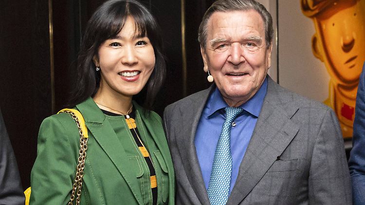 Offenbar begeisterte Hobbygärtner: Soyeon Schröder-Kim und ihr Mann Gerhard.