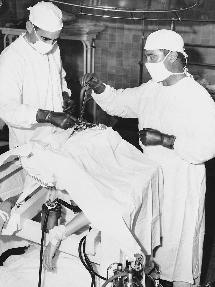 Neurochirurgen bei einer "präfrontalen Lobotomie" 1951 im Eastern Oklahoma Hospital in Vinita.