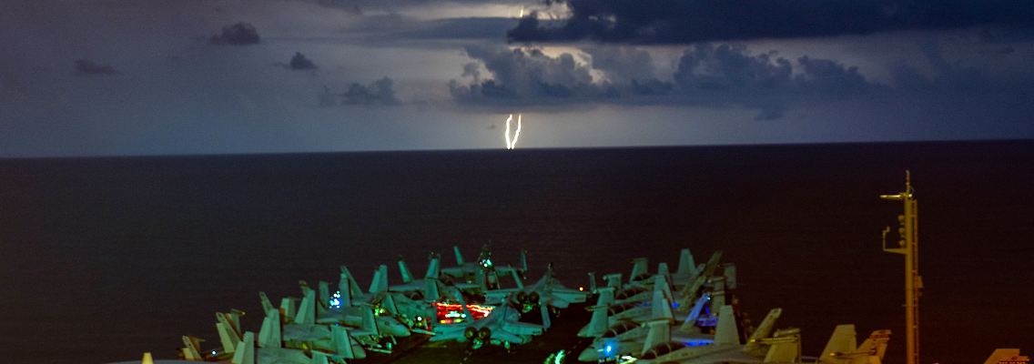 Militärjets stehen auf dem Flugdeck des Flugzeugträgers USS Nimitz im Südchinesischen Meer