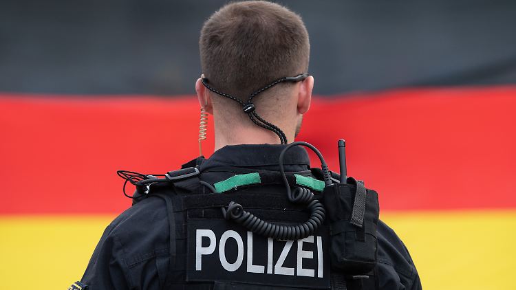 Von Racial Profiling spricht man, wenn Menschen wegen ihrer Hautfarbe, Haarfarbe oder anderer äußerer Merkmale, aber ohne konkreten Anlass, kontrolliert werden.