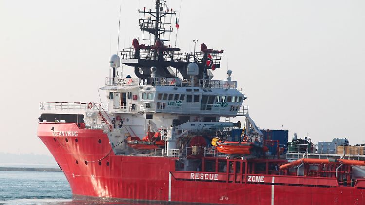 Die "Ocean Viking" hatte am 7. Juli mit 180 aus Seenot geretteten Flüchtlingen an Bord im Hafen von Porto Empedocle angelegt.