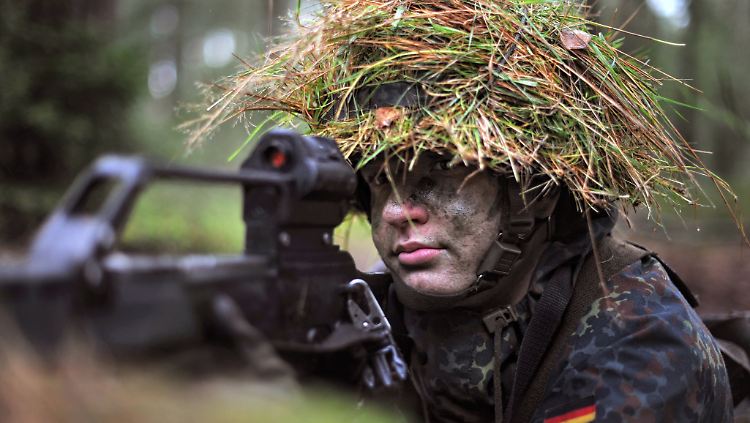 Ein Bundeswehr-Rekrut bei einer Übung in der Grundausbildung.