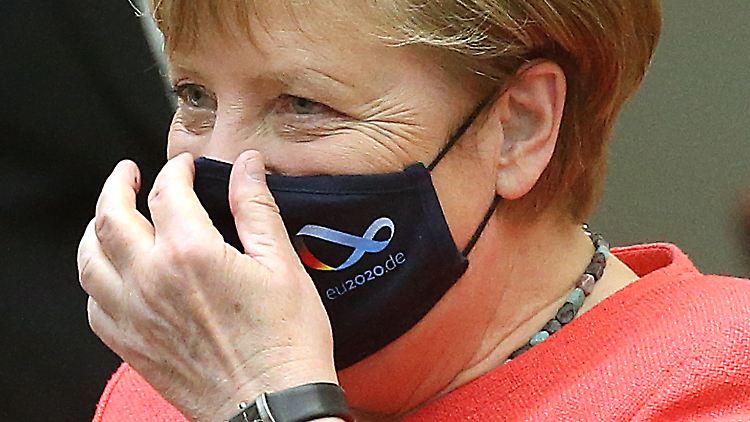 Man kann mit der Maske auch Werbung machen: Wie hier die Kanzlerin für die deutsche EU-Ratspräsidentschaft.