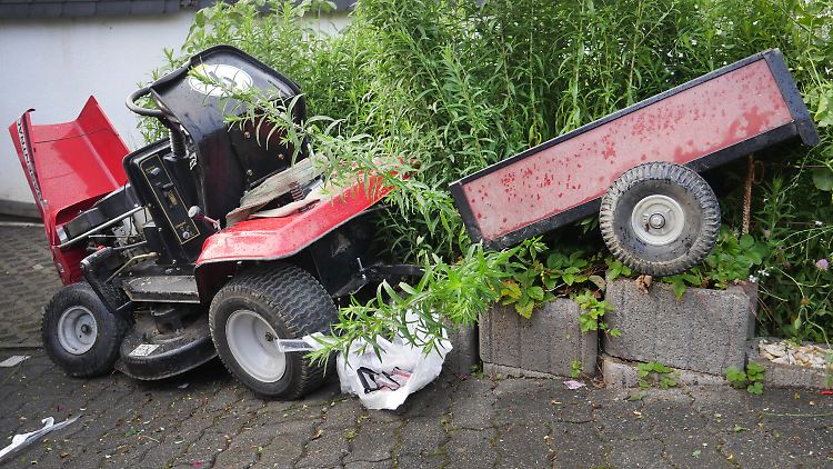Das Kind kam mit dem Rasenmäher von der Straße ab.