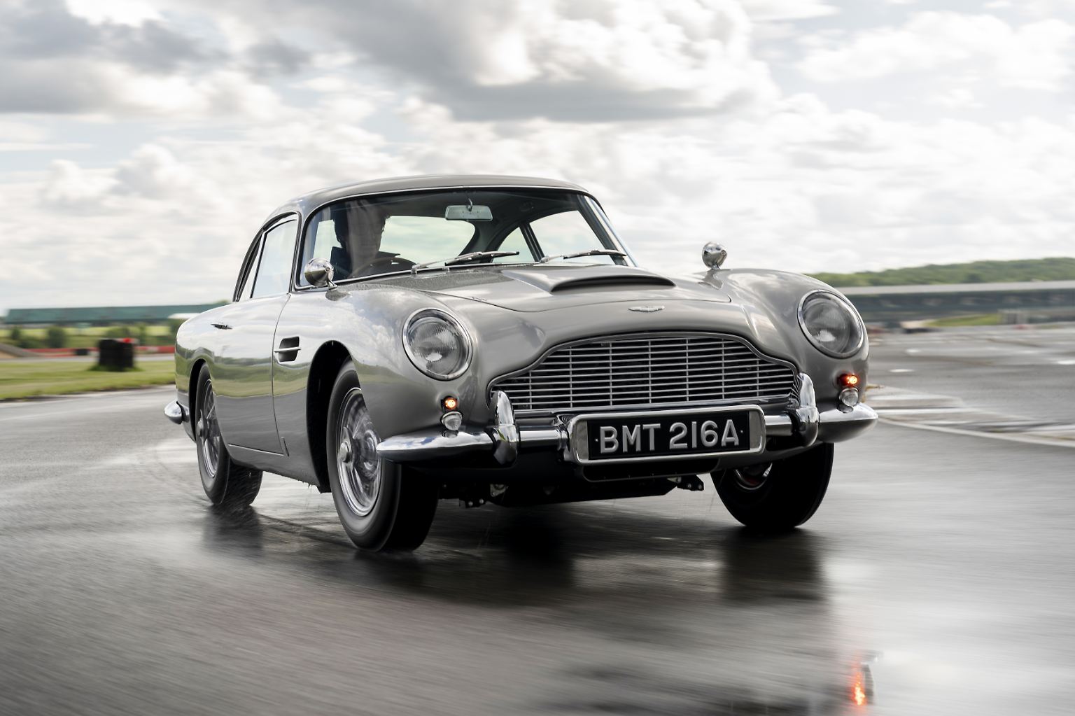 Im Jahr 1964 fuhr James Bond in dem von Technik-Genie Q aufgerüsteten Aston Martin DB5 allen Gangstern auf und davon.