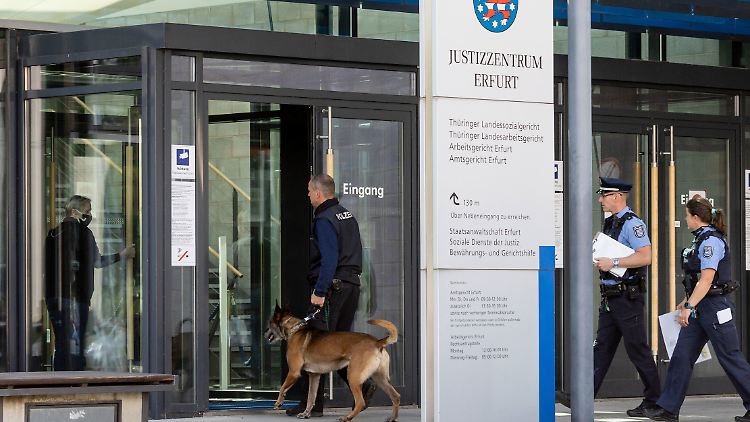 Mit einem Spürhund wird das Justizzentrum in Erfurt durchsucht.