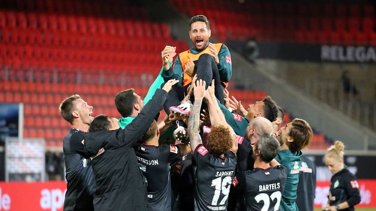 Die Mannschaft von Werder Bremen ließ Claudio Pizarro nach seinem letzten Spiel hochleben.