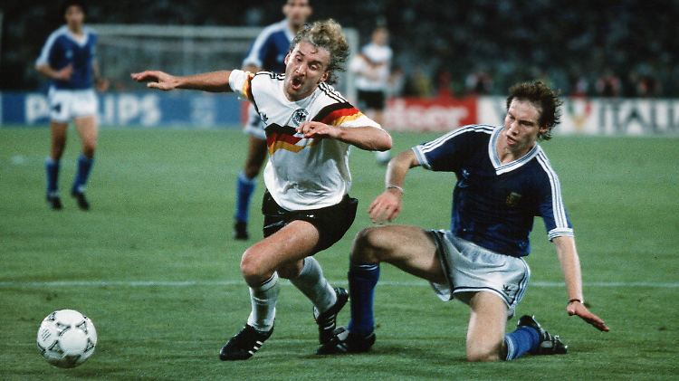 Der Zweikampf, der zum entscheidenden Elfmeter führte: Rudi Völler kommt im argentinischen Strafraum zu Fall.