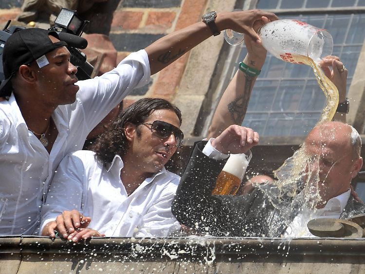 Naldo und Pizarro verpassen Trainer Schaaf eine Bierdusche nach dem Pokalsieg 2009.