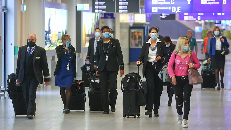 Die Maske gehört für Crews und Passagiere zur neuen Normalität am Flughafen.