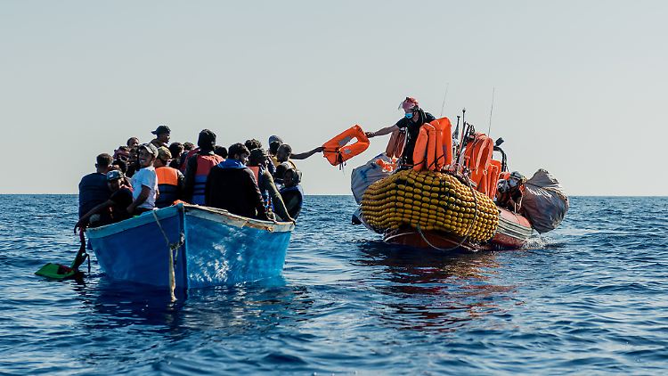 Nach der Rettung aus Seenot beginnt oft das nächste Märtyrium: Tage, manchmal Wochen müssen Schiffe mit Geflüchteten darauf warten, einen EU-Hafen anzulaufen. Die Flüchtlinge von der "Ocean Viking" durften am Montag auf ein italienisches Quarantäneschiff gehen.