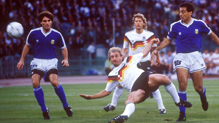 Juan Simón (l. bewundert die "geniale" deutsche Elf, die Argentinien 1990 bezwang.