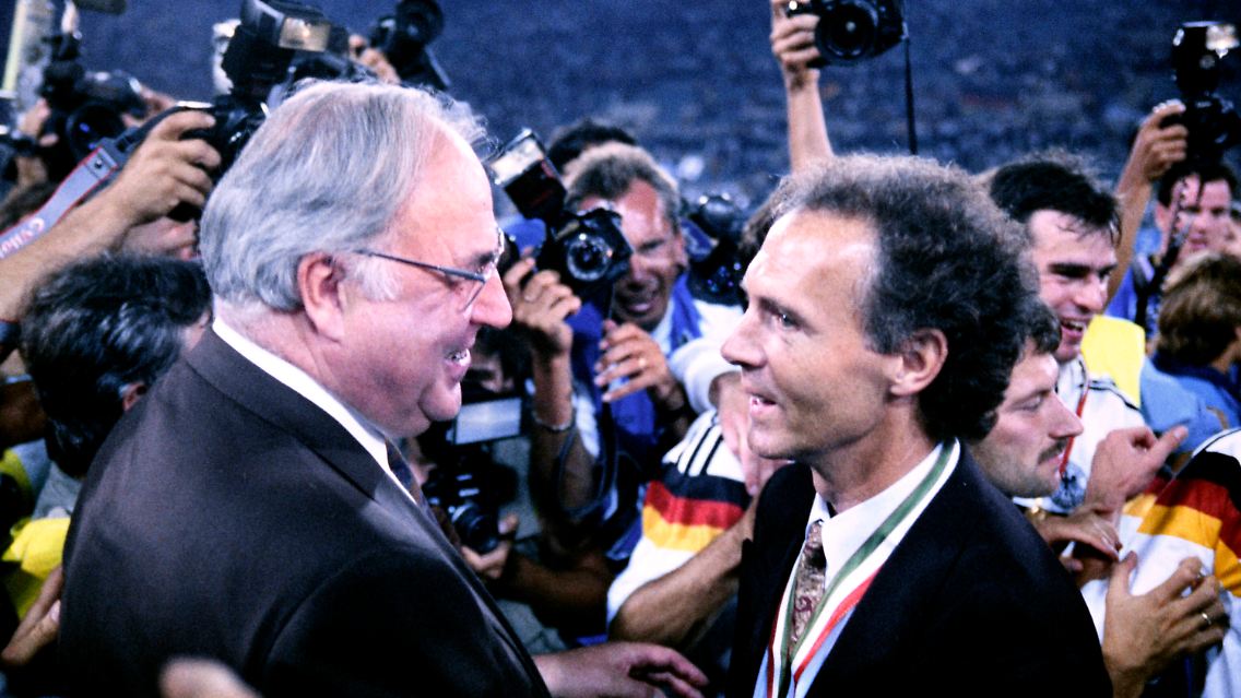 Siegtorschütze Brehme berichtete im Interview den Zeitungen des RedaktionsNetzwerks Deutschland von den Stunden nach der Pokal-Übergabe: "Zunächst hat der damalige Bundeskanzler Helmut Kohl in der Kabine des Olympiastadions noch ein Bierchen mit uns getrunken. Nach der Siegerehrung und dem ganzen Drum und Dran sind wir sehr spät zurück ins Hotel gekommen, ich schätze mal, um 2 Uhr nachts."