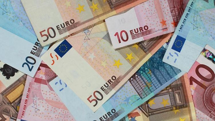 Mehr als die Hälfte von jedem verdienten Euro zahlt der Durchschnittsbürger an den Staat. So rechnet zumindest der Bund der Steuerzahler.