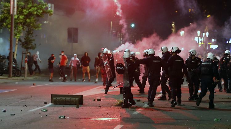 Zusammenstöße zwischen Polizei und Demonstranten in Belgrad.