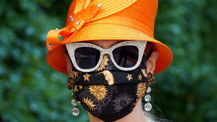 Modisch gegen Corona: Farbe und Muster sind egal, aber fest gewebte Stoffe sind besser geeignet als leicht gewebte. 