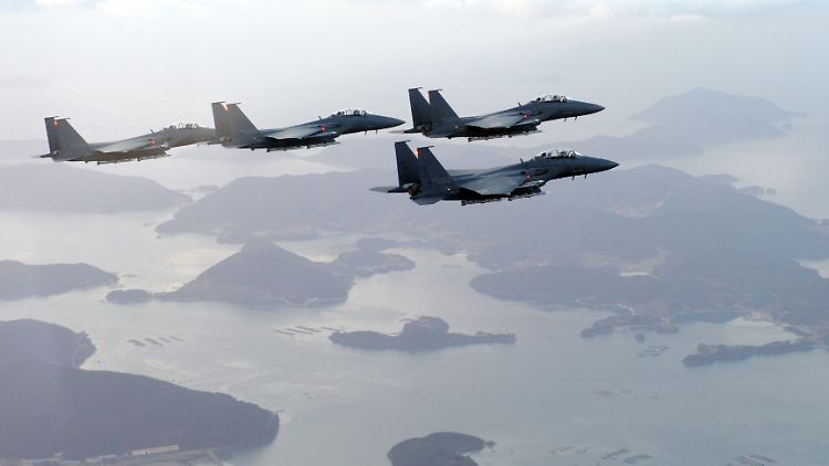 Kampfjets vom Typ F-15K der südkoreanischen Luftstreitkräfte: Noch ist es nur eine Übung, die Positionsleuchten bleiben an.